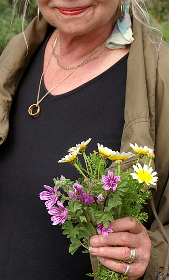 PICT2927 small Kiti with flowers.jpg - 162945 Bytes
